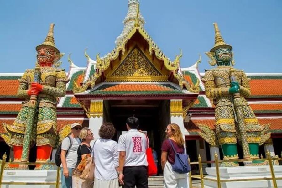 Les touristes doivent porter des vêtements couvrants devant la porte du temple et éviter de porter des vêtements offensants