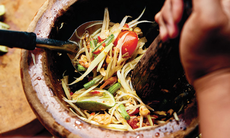 Salade de papaye – une spécialité populaire des trottoirs Udon Thani