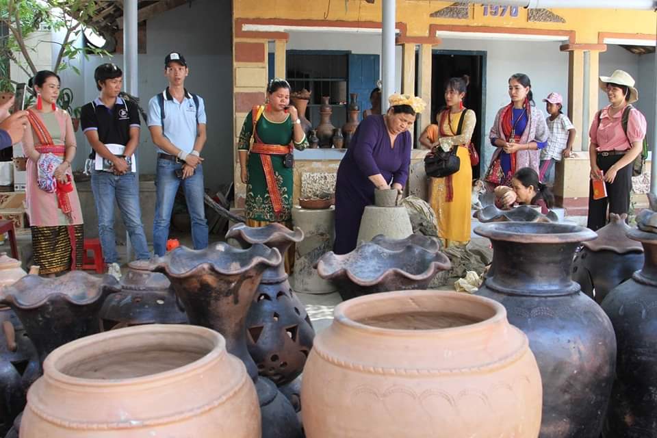 Les touristes visitent le village de poterie