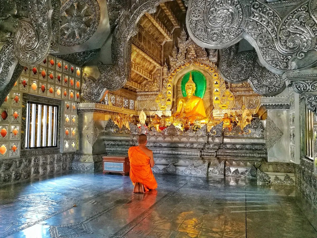 Seuls les moines et les hommes touristes sont autorisés à pénétrer dans la salle d'ordination du temple d'argent.