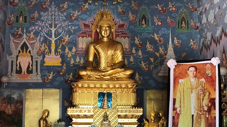 À l'intérieur du palais se trouve statue de Bouddha et un portrait du rois de la Thailande