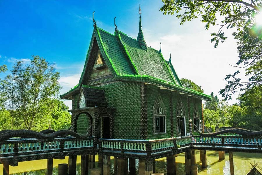 Wat Pa Maha Chedi Kaew est l'un des plus beaux temples de la Thailande