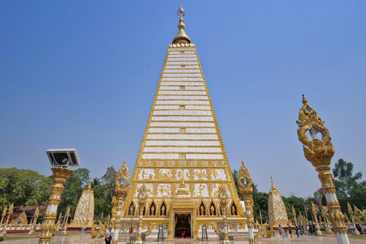 Stupa en forme de pyramide au temple Wat Phra That Nong Bua