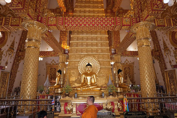 Statue méditante de Bouddha au temple Wat Phra That Nong Bua