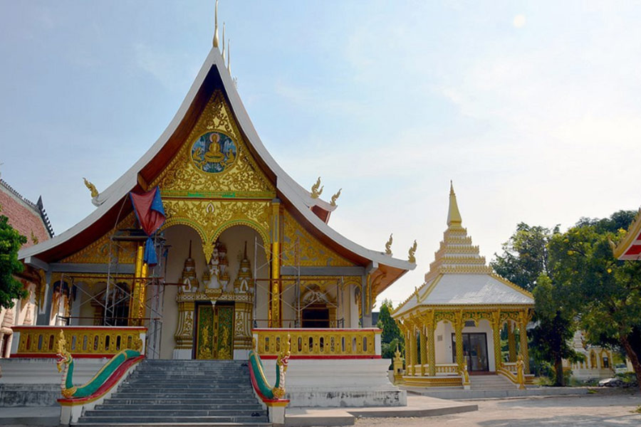 Le temple Wat Xayaphoum à Savannakhet est un lieu sacré et artistique, offrant une fusion unique entre spiritualité et culture