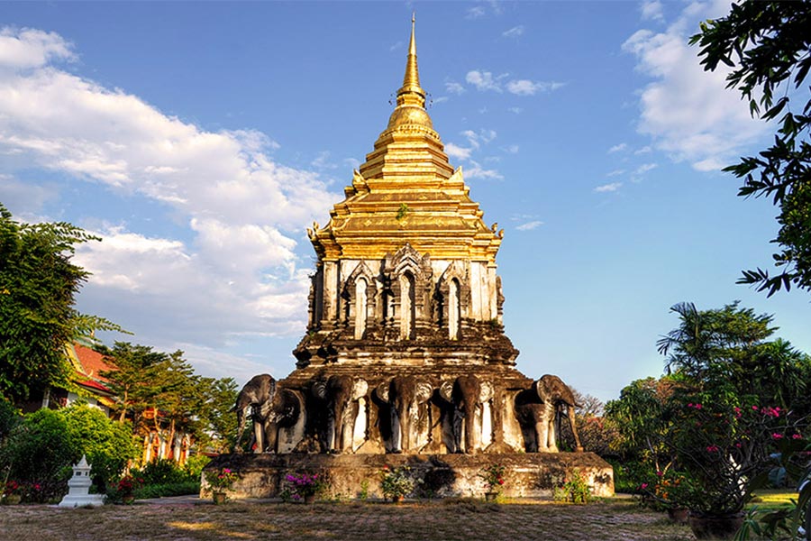 Chedi Chang Lom est la tour principale de Wat Chiang Man