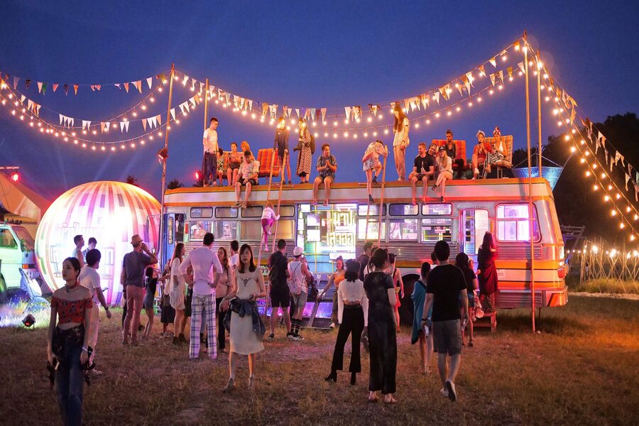 Participants découvrant la cuisine thaïlandaise dans un atelier culinaire