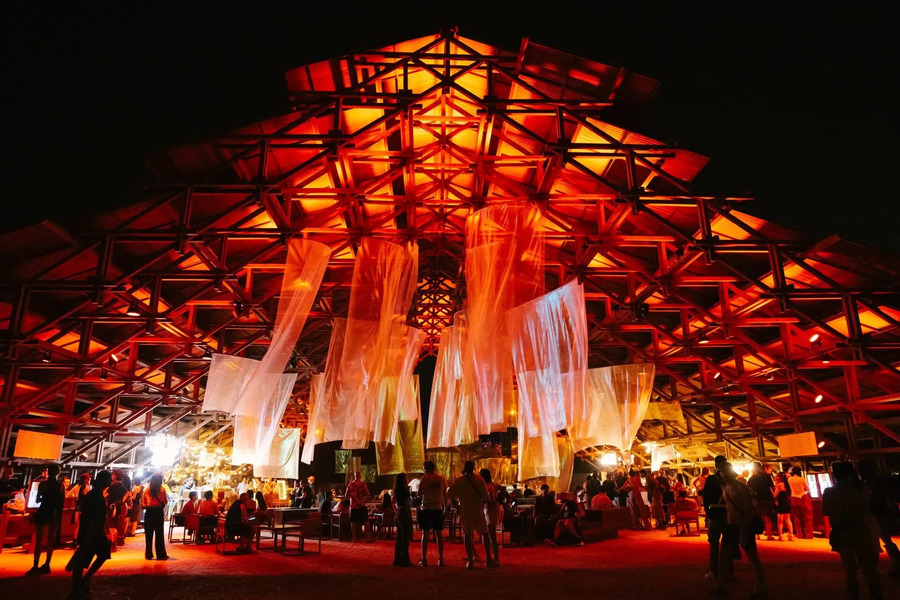 Vue générale du Wonderfruit Festival 2025 avec ambiance festive et décor artistique