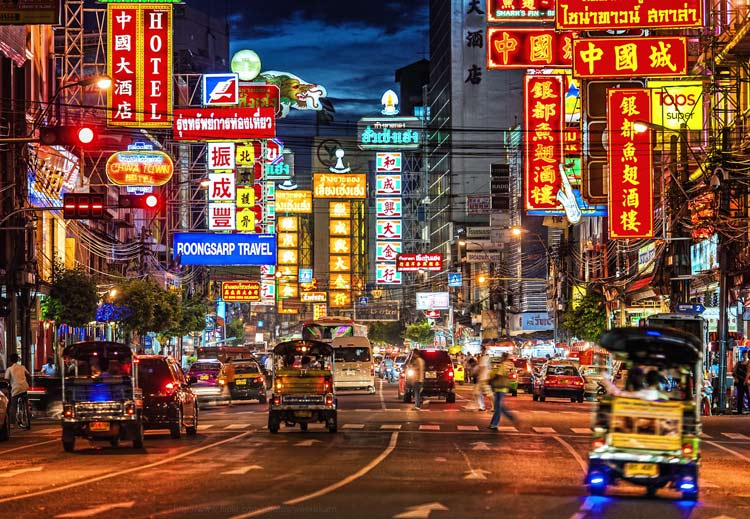 Chinatown la nuit est brillant par des lumière de néon