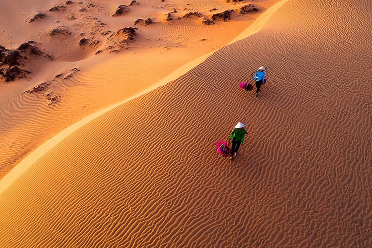 Vendeurs ambulants sur les dunes de sable volantes