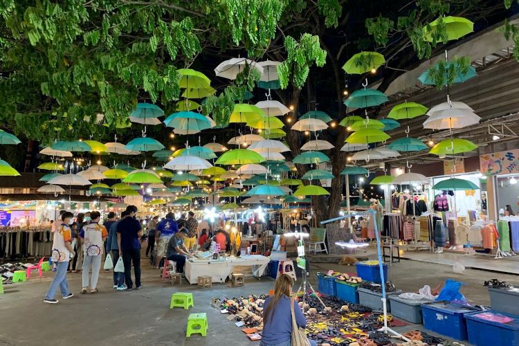 Ambiance animée du marché nocturne de Khon Kaen