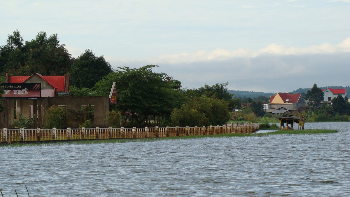 L'ambiance paisible du lac de Tay Dak Mil