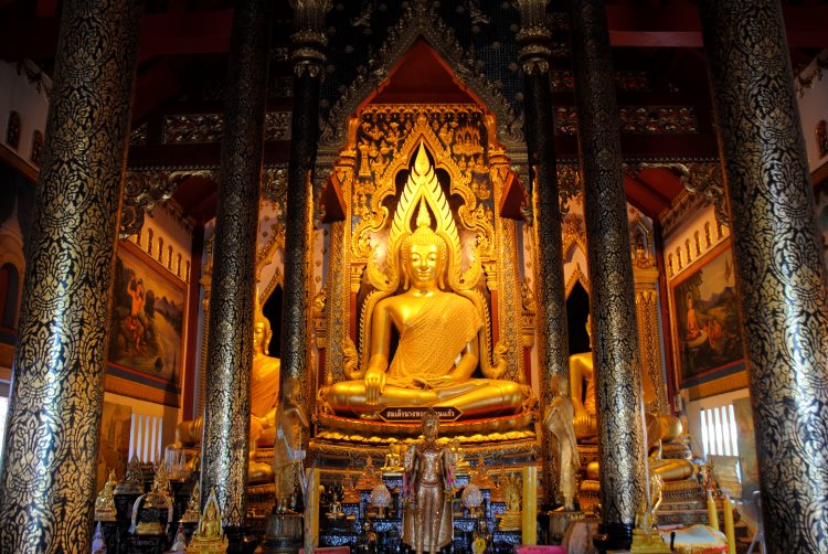 L'ambiance solennelle de Wat Nong Waeng 