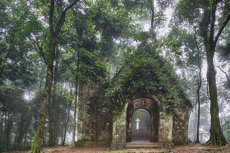 Au coeur du parc national de Ba Vi se trouve la ruine d'une ancienne église francaise deupuis l'époque colonial 