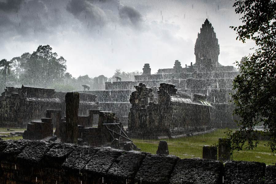 La saison des pluies rend Angkor Wat plus mystérieux