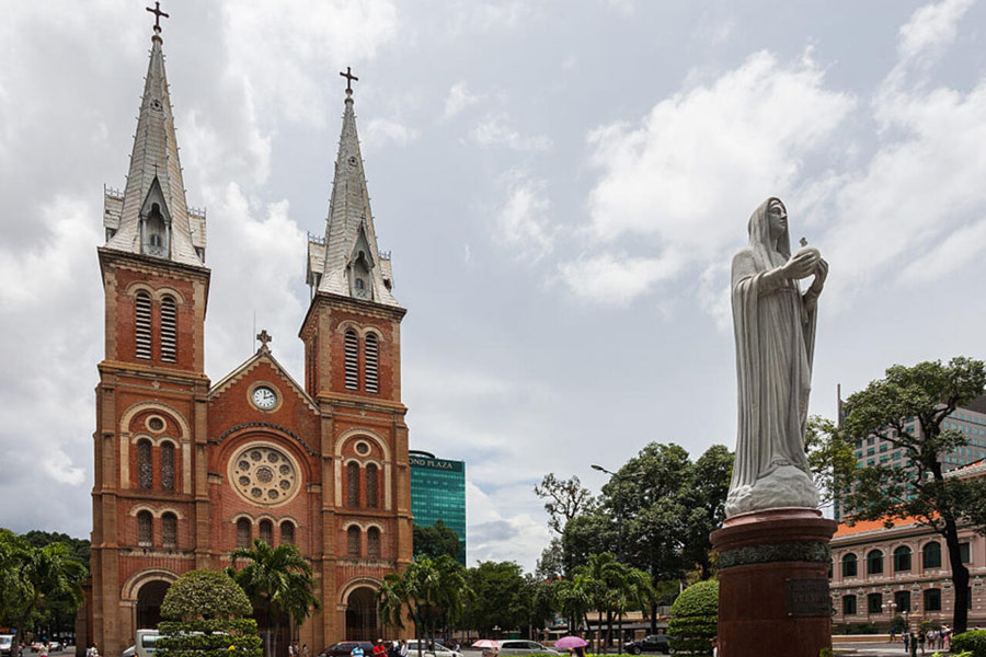 Cathédrale de Notre Dame de Sai Gon est une des attractions dans le circuit de 5 jours à Ho Chi Minh-Ville