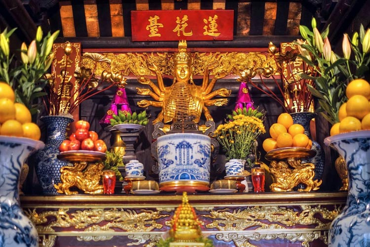 L'autel à l'intérieur de la pagode à pilier unique