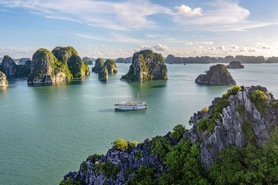 Paysage karstique de la baie de Bai Tu Long, perle cachée parmi les destinations authentiques au Vietnam