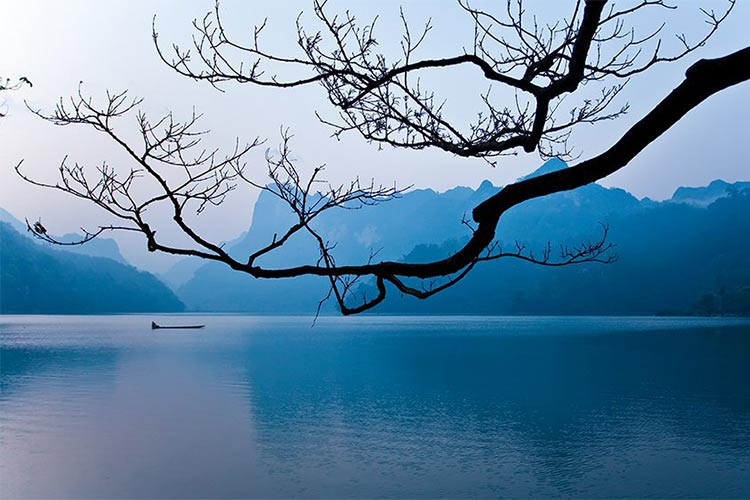 Lac de Ba Be est le plus grand lac du Vietnam