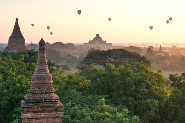 Admirer un lever de soleil au-delà de la plaine du temple Bagan.