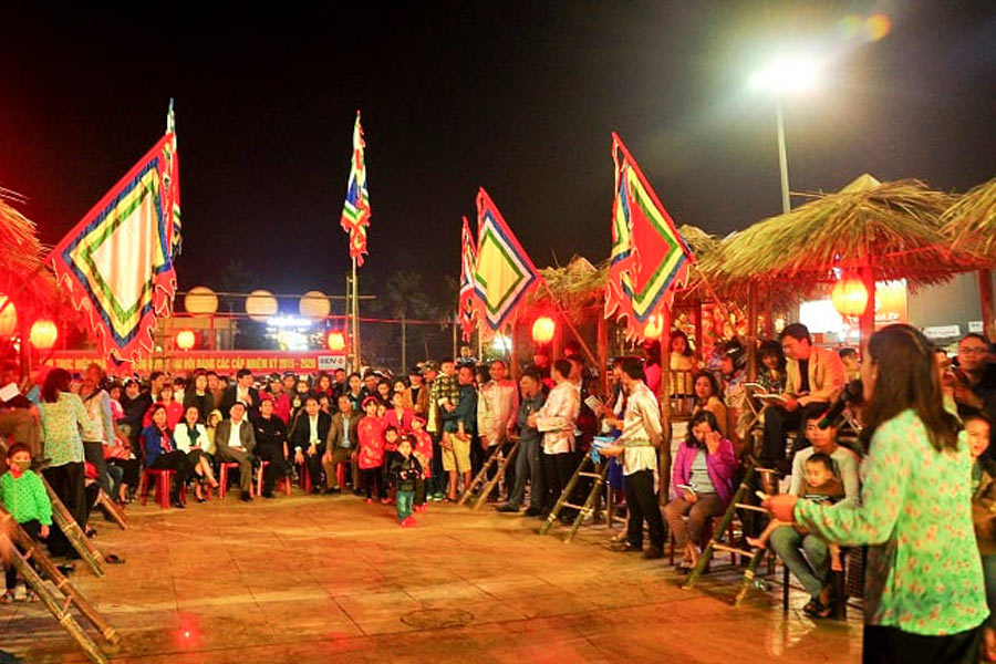 le spectacle de bai choi dans le festival des lanternes à Hoi An 