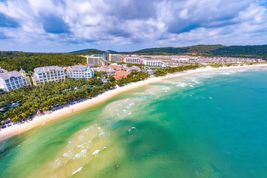 Bai Khem à Phu Quoc avec son sable fin et sa mer cristalline, l’une des plus belles plages du Vietnam