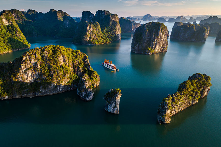 La baie d'Halong est le patrimoine mondial de l'UNESCO se trouve au Nord du Vietnam