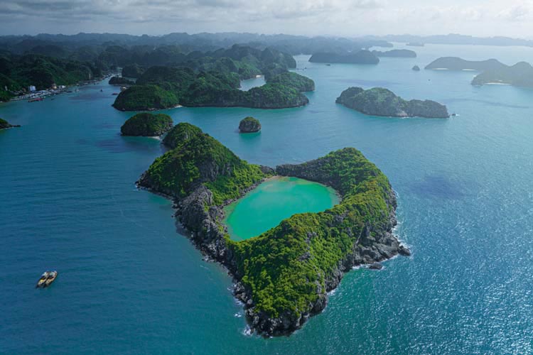 La baie de Lan Ha se trouve du côté est de l'île de Cat Ba et compte des milliers d'îles