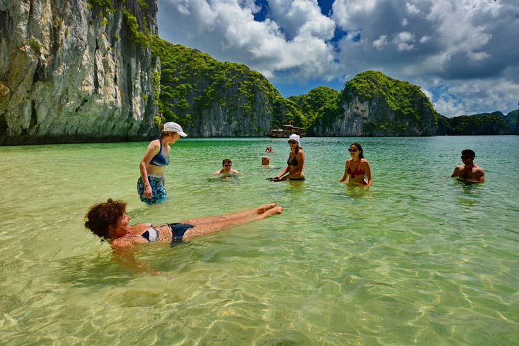 Nager dans la baie de Lan Ha est une expérience inoubliable