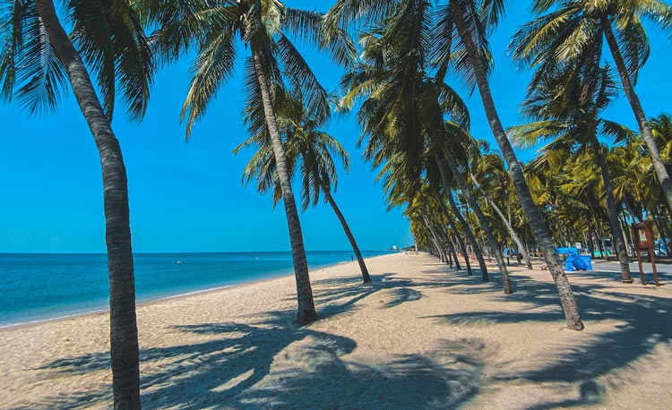 Plage calme de Bang Saen à Pattaya, Chonburi