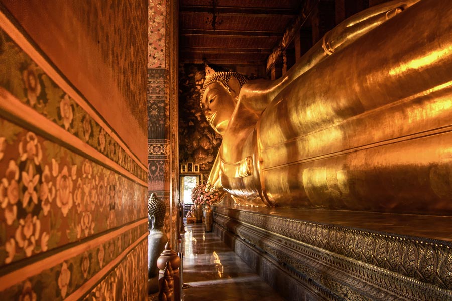 La statue du Bouddha couché a des centaines d'années