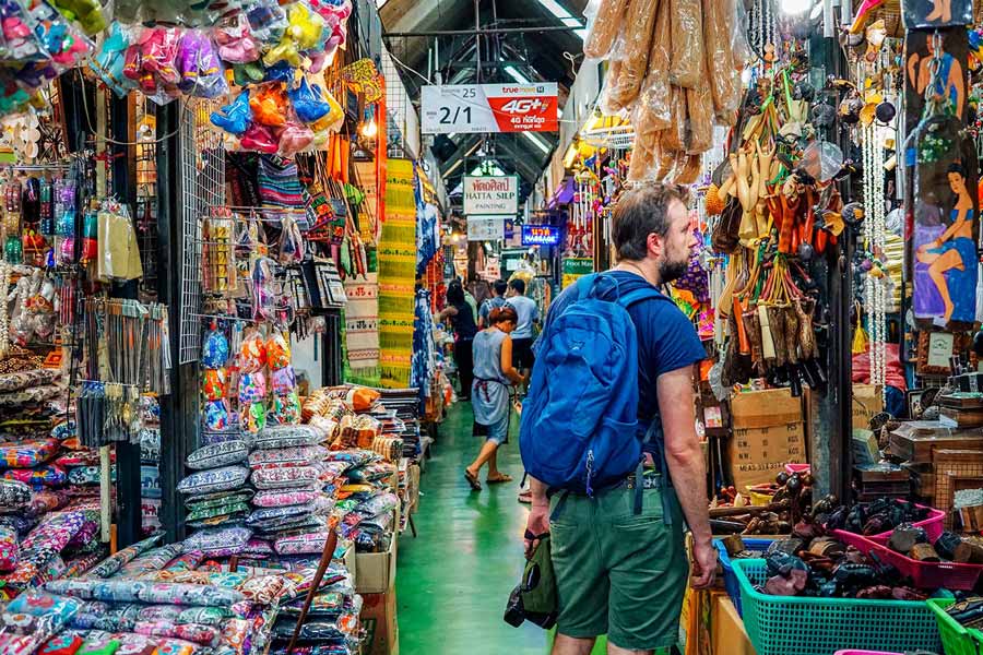 Vous pouvez acheter des souvenirs sur ce marché