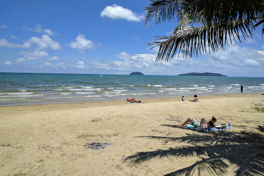 Tanjung Aru est célèbre pour son sable doré et ses palmiers verts, un endroit idéal pour admirer le coucher de soleil