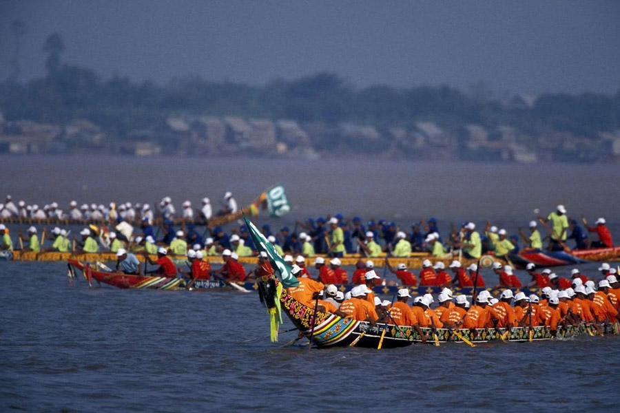 Bon Om Touk, la fête emblématique du Cambodge : entre traditions nautiques et spectacles lumineux sur le fleuve