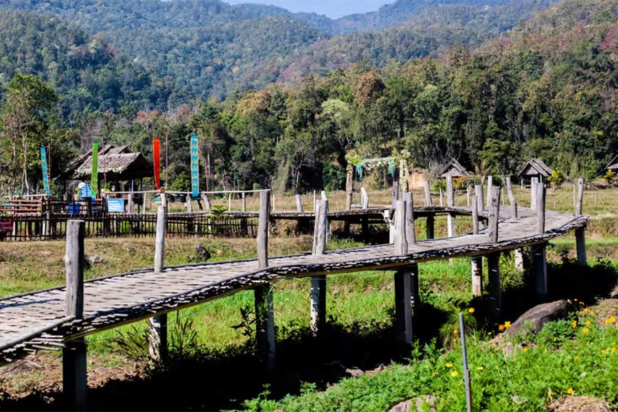Pont de Boon Kho Ku So lie à plusieurs attractions charmantes