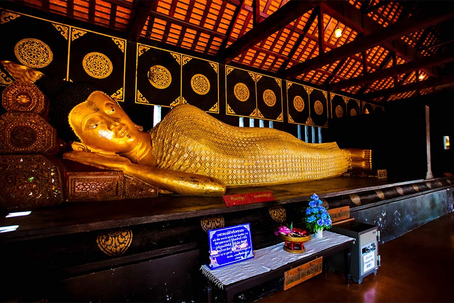 Statue du Bouddha couché au Wat Chedi Luang