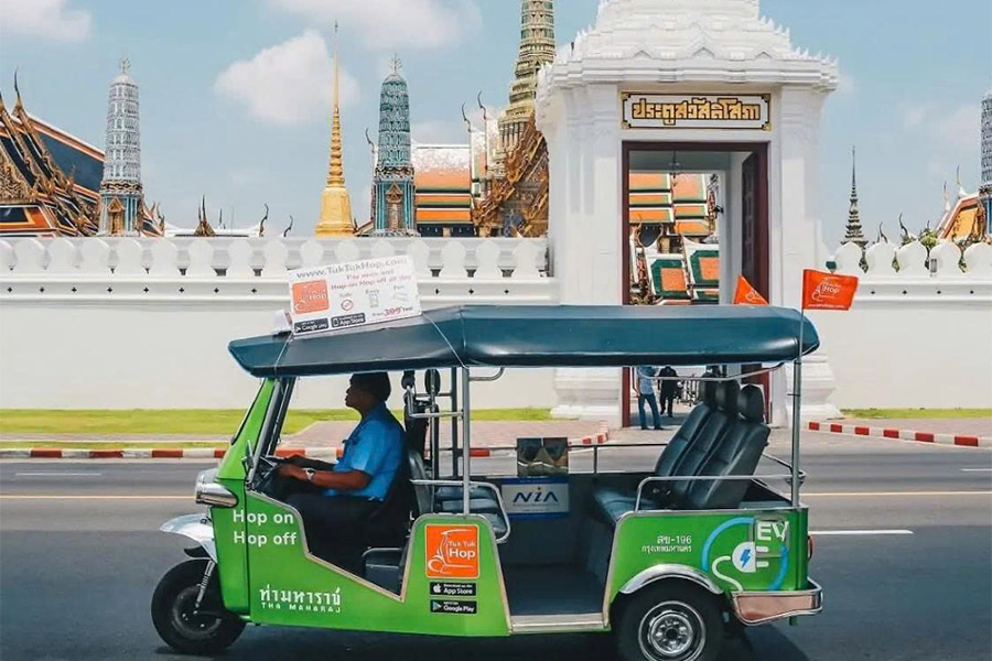 Tuktuk est l'un des moins cher moyen de transport en Thailande