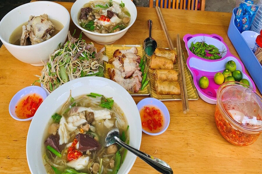 bún nước lèo de Tra Vinh séduit par son bouillon richement parfumé