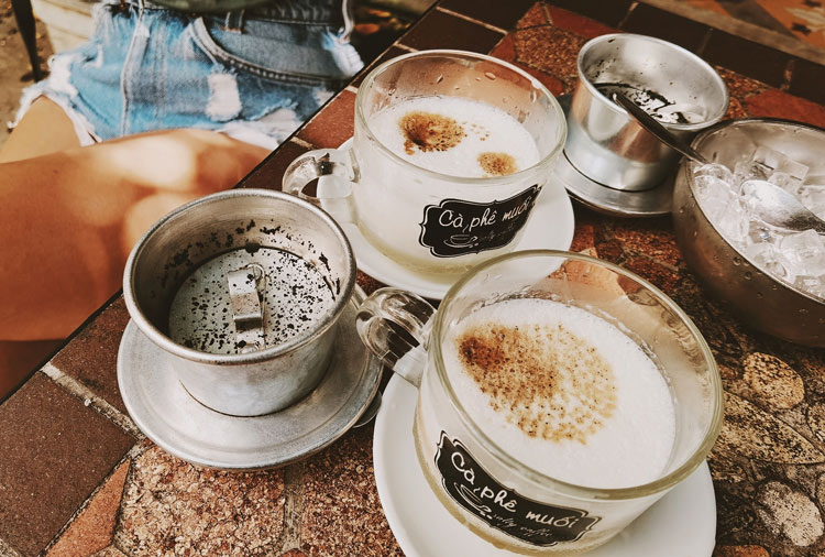 Après 3 à 4 minutes, filtrez le café, mélangez bien avec du lait concentré, du yaourt et du sel