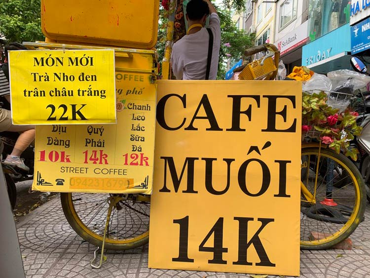 Le café salé est vendu directement sur le trottoir