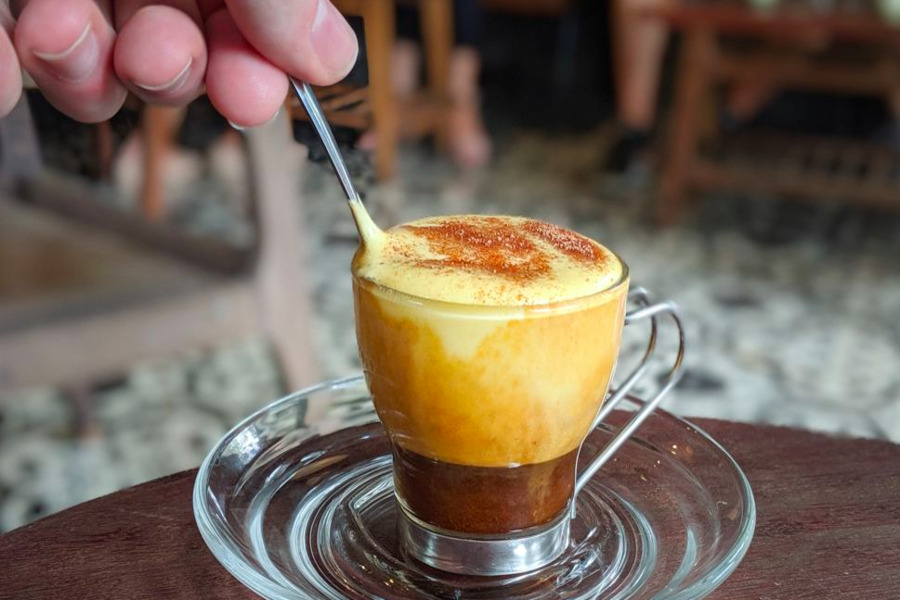 Un café aux œufs onctueux au goût équilibré entre amertume du café et douceur de la crème fouettée