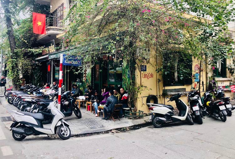 Le café salé apparaît partout dans les terrasses des cafés à Hanoï