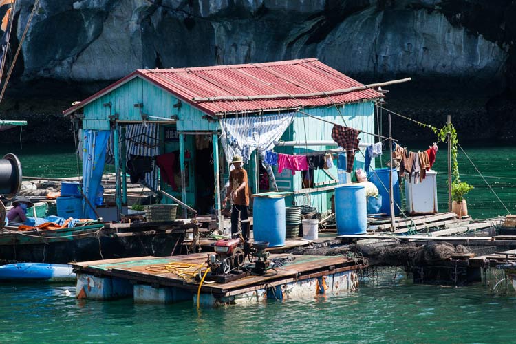 Les habitants pêchent directement devant leurs maisons