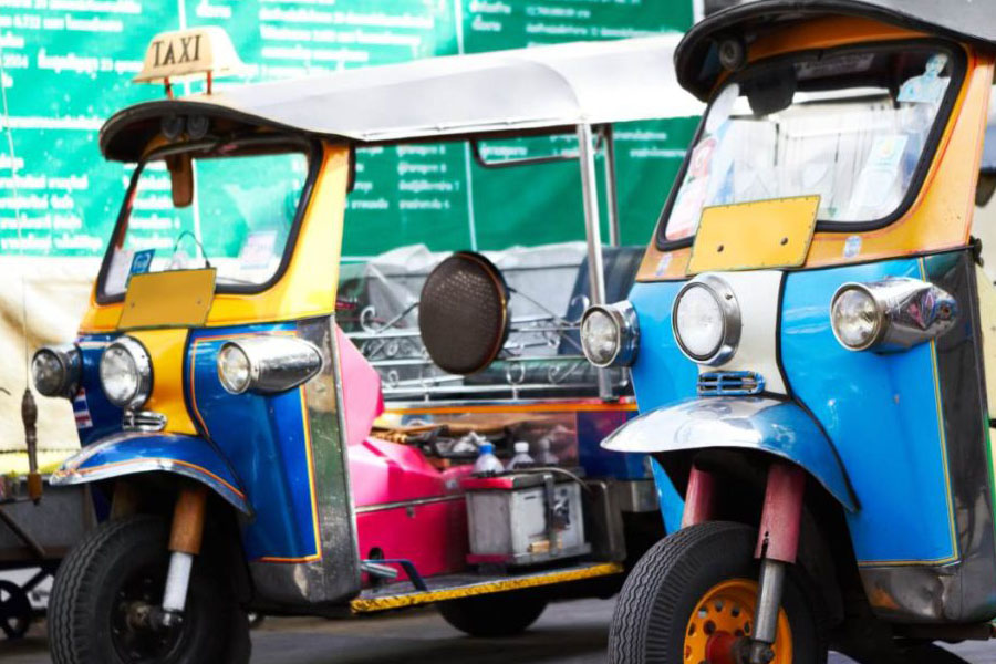 Tuktuk - un moyen de transport populaire dans les rues du Cambodge