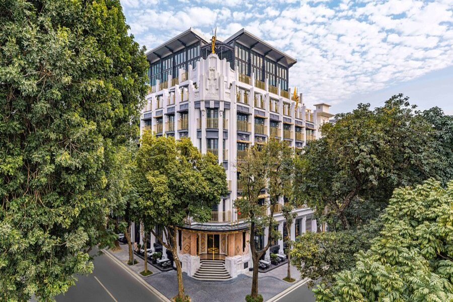 Vue du Capella Hanoi, un hôtel de luxe au design art déco raffiné au centre de Hanoï, idéal pour un séjour haut de gamme au Vietnam