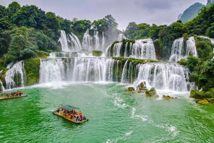 Pour admirer la majestueuse cascade de Ban Doc devant vos yeux, prenez un radeaux jusqu'au milieu de la rivière