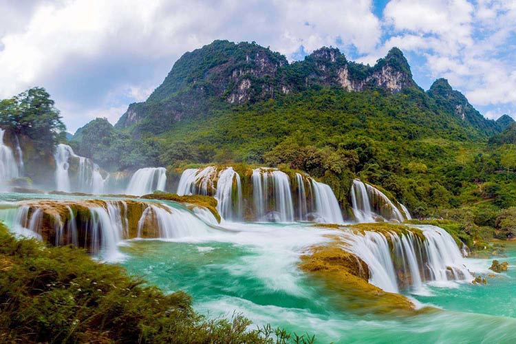 Cascade de Ban Gioc est la frontière naturelle entre le Vietnam et la Chine