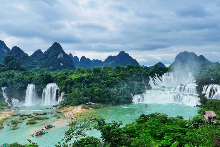 Cascade de Ban Gioc est la plus grande chute d'eau au Viet Nam