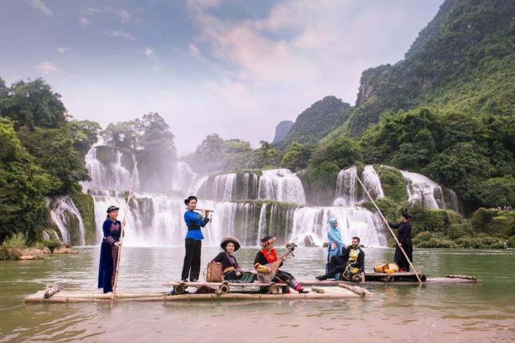 Festival annuel de cascade de Ban Gioc est fêté par les locaux