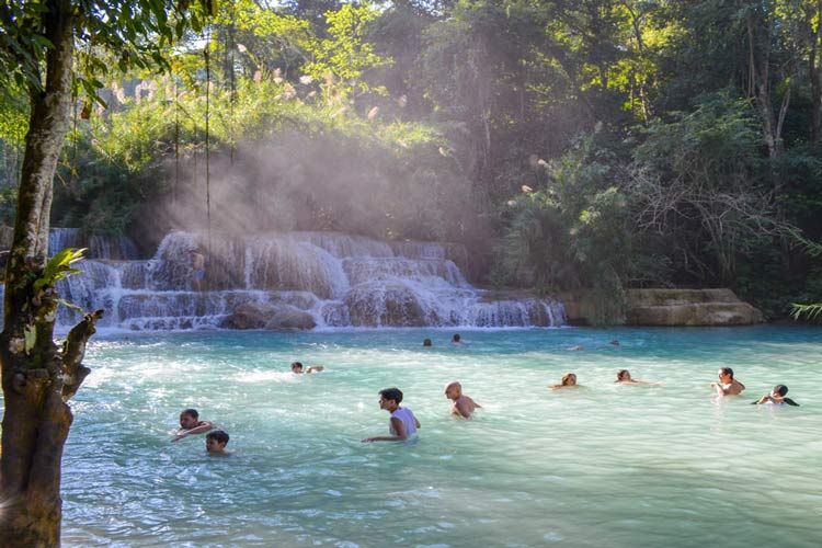 La natation est une activité incontournable à la cascade de Kuang Si